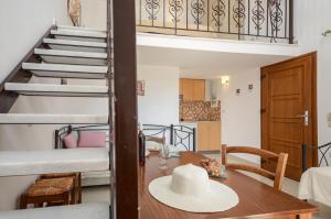 ein Zimmer mit einem Tisch, auf dem ein Hut liegt in der Unterkunft Mateus 2 in Plaka