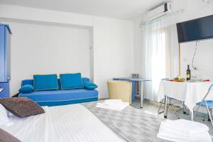 Televízia a/alebo spoločenská miestnosť v ubytovaní Apartments Beach Dugi rat