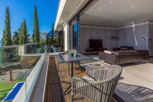 Balkón nebo terasa v ubytování BEACH FRONT VILLA FRAN - DELUXE PENTHOUSE SUITE with private pool