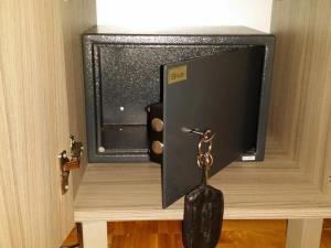 Una llave colgando de una puerta con TV en Apartman Ristic en Niška Banja