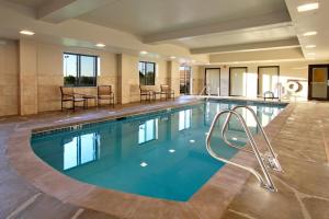 Hồ bơi trong/gần Holiday Inn Express - Colorado Springs - First & Main, an IHG Hotel