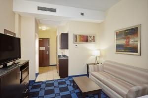 A seating area at Holiday Inn Express and Suites Columbia University Area, an IHG Hotel