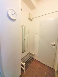 eine Uhr an einer Wand neben einer Tür in der Unterkunft Epstein Apartments in Prag