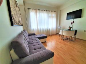 ein Wohnzimmer mit einem Sofa und einem Tisch in der Unterkunft Epstein Apartments in Prag
