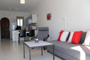 un soggiorno con divano e tavolo di Cyking 2 bed Apartment with pool & 10 min to beach a Paphos