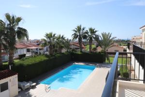 una piscina sul balcone di una casa di Cyking 2 bed Apartment with pool & 10 min to beach a Paphos