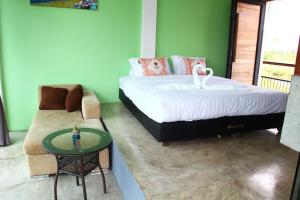 Een bed of bedden in een kamer bij Plernsalaya resort
