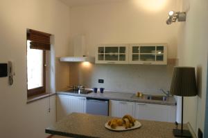 a kitchen with a plate of fruit on a counter at La Chiusa di Rio in Rio nellʼElba