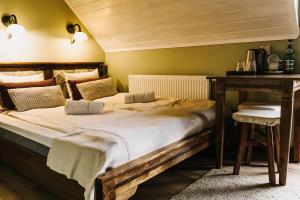 Llit o llits en una habitació de Checz Kole Szperka