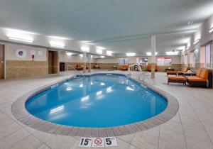 สระว่ายน้ำที่อยู่ใกล้ ๆ หรือใน Holiday Inn Express Scottsbluff - Gering, an IHG Hotel