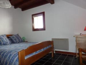 a bedroom with a bed and a window at Magnimon 2 - Appartement rustique dans belle maison de village - Domaine Alpe d'Huez in Villard-Reculas