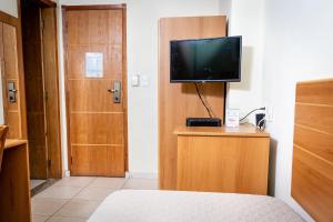 TV a/nebo společenská místnost v ubytování Hotel Pousada Bonita - 150m Metrô Paraiso e 1Km do inicio Av Paulista