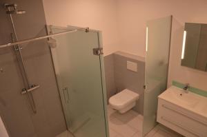 ヴッパータールにあるModern und Ruhig in Wuppertal mit Heimkino-Beamer! Top Ausstattung und Privatparkplatz an der Unterkunftのシャワー、トイレ、洗面台を備えたバスルーム +20枚の写真