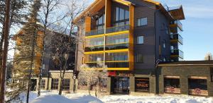 een gebouw in de winter met sneeuw eromheen bij Levin Kunkku C 7 in Levi