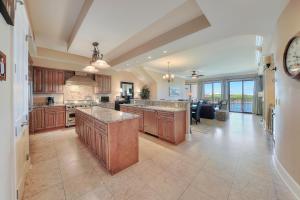 Η κουζίνα ή μικρή κουζίνα στο Sanctuary by the Sea Condos