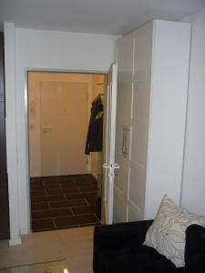 una sala de estar con una puerta que conduce a un armario en Ferienwohnung Braunlage, en Braunlage