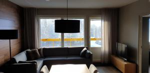 een woonkamer met een bank en een raam bij Levin Kunkku C 7 in Levi