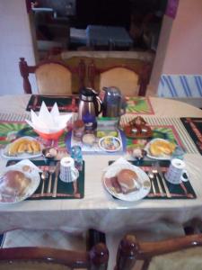 una mesa con platos de comida encima en BERNKISH HOMES, en Nakuru