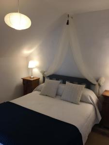 Un dormitorio con una cama blanca con dos almohadas. en Les Gîtes Pérard, en Caylus 114 fotos más