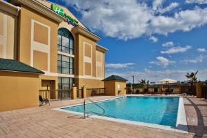 A piscina localizada em Holiday Inn Express Hotel & Suites Cordele North, an IHG Hotel ou nos arredores