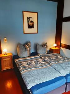 ein Schlafzimmer mit einem Bett mit zwei Kissen in der Unterkunft Adelshof Quedlinburg in Quedlinburg
