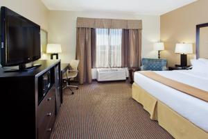 Μια τηλεόραση ή/και κέντρο ψυχαγωγίας στο Holiday Inn Express Hotel & Suites Cordele North by IHG