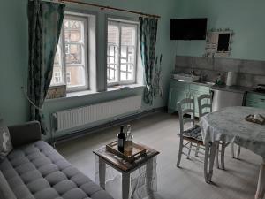 ein Wohnzimmer mit einem Sofa und einem Tisch in der Unterkunft Adelshof Quedlinburg in Quedlinburg