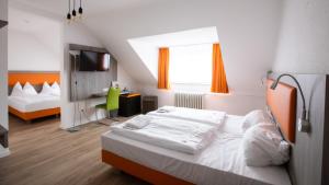 Habitación de hotel con 2 camas y TV en Hotel Astoria, en Karlsruhe