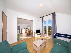 Televízia a/alebo spoločenská miestnosť v ubytovaní Apartment Sensa