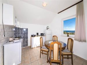 cocina y comedor con mesa y sillas en Apartment Sensa, en Trogir