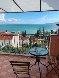 a table and chairs on a balcony with a view of the ocean at Villa Mihaela in Ičići