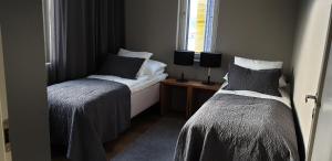 een slaapkamer met twee bedden en een raam bij Levin Kunkku C 7 in Levi