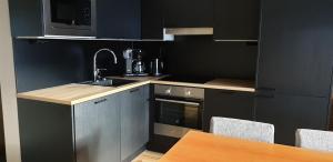 een kleine keuken met een spoelbak en een magnetron bij Levin Kunkku C 7 in Levi