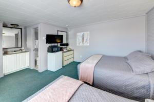1 dormitorio con 1 cama y TV de pantalla plana en Motel Express en Saint-Antonin