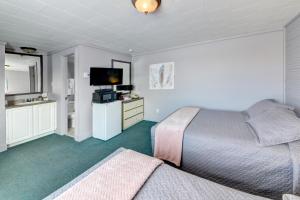 a bedroom with a bed and a flat screen tv at Motel Express in Saint-Antonin