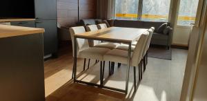 een keuken met een houten tafel en stoelen bij Levin Kunkku C 7 in Levi +11 foto's