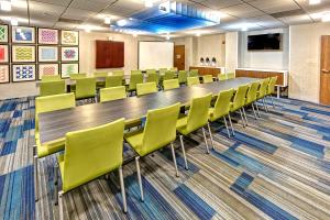 una gran sala de conferencias con una mesa larga y sillas en Holiday Inn Express & Suites Crossville, an IHG Hotel, en Crossville