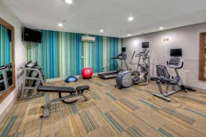 un gimnasio con varios equipos de ejercicio en una habitación en Holiday Inn Express & Suites Crossville, an IHG Hotel, en Crossville