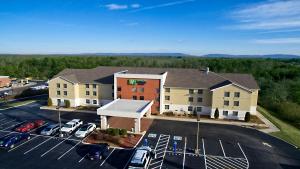 Holiday Inn Express & Suites Crossville, an IHG Hotel tesisinin kuş bakışı görünümü