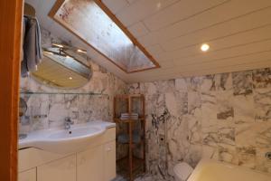 un bagno con lavandino e WC di Kasperbauer a Kirchberg in Tirol