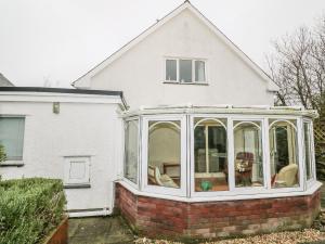 an or conservatory in a white house at Fernlea in Morfa Nefyn