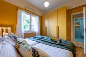 Postel nebo postele na pokoji v ubytování Hidesign Athens Plaka Apartment in Acropolis