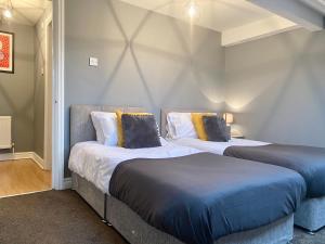 two beds sitting next to each other in a room at Alpheus Living: Newsham Apartment in Liverpool