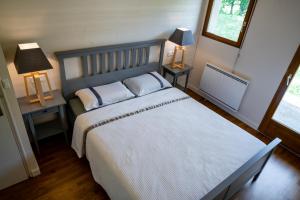 Le Refuge في لامورا: غرفة نوم بسرير كبير مع طاولتين ومصباحين