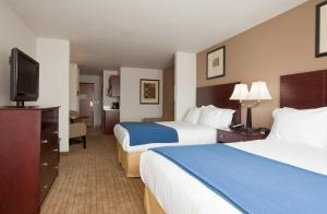 Vuode tai vuoteita majoituspaikassa Holiday Inn Express Hotel & Suites Antigo, an IHG Hotel