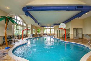 uma grande piscina com um cesto de basquetebol num edifício em MainStay Suites Madison - Monona em Madison