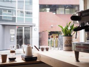 Příslušenství pro přípravu čaje a kávy v ubytování almond hostel & cafe Shibuya