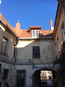 ヴィリニュスにあるNatalex Apartmentsの門と屋根のある古い建物