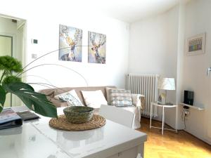 uma sala de estar com um sofá e uma mesa em ROOFTOP TERRACE Domus dei fabbri em Veneza