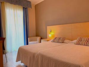 Postel nebo postele na pokoji v ubytování Hotel Restaurant Llansola